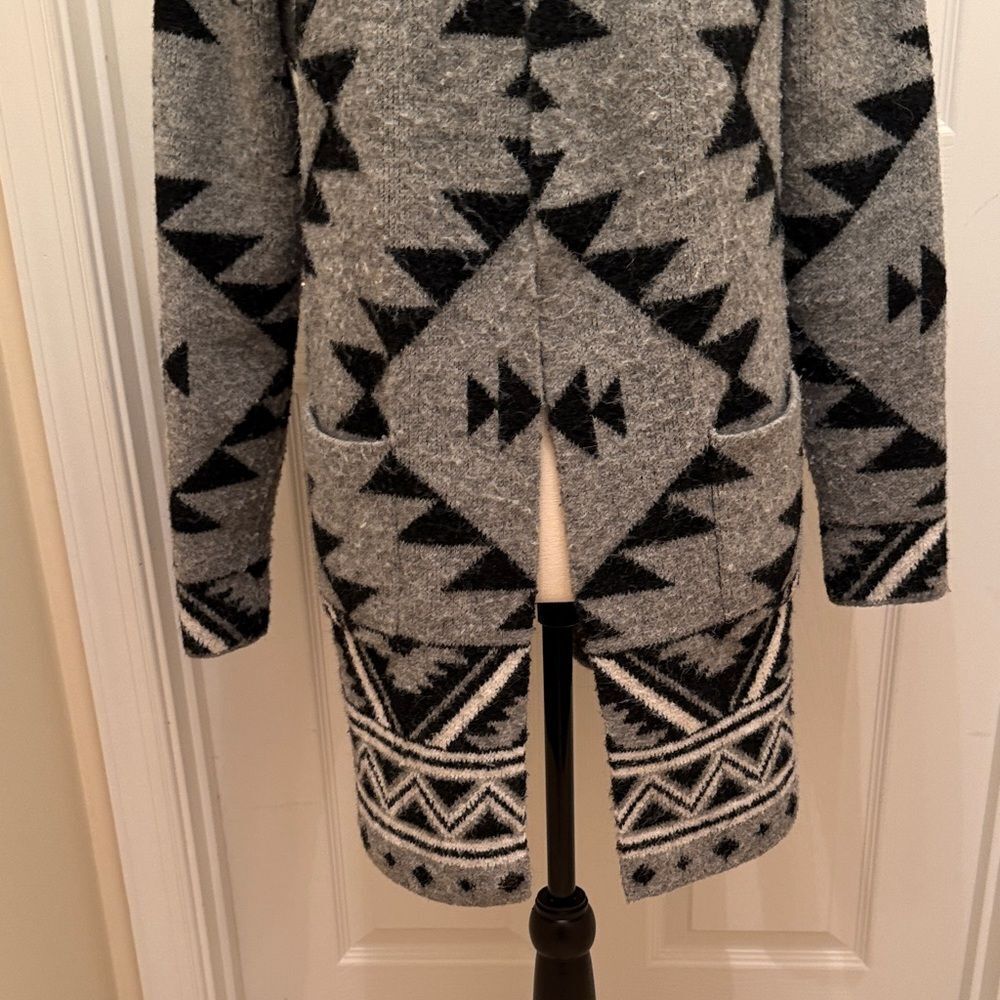 Frye Ladies Size Medium Gray and Black Geometric Cardigan - Picture 3 of 7